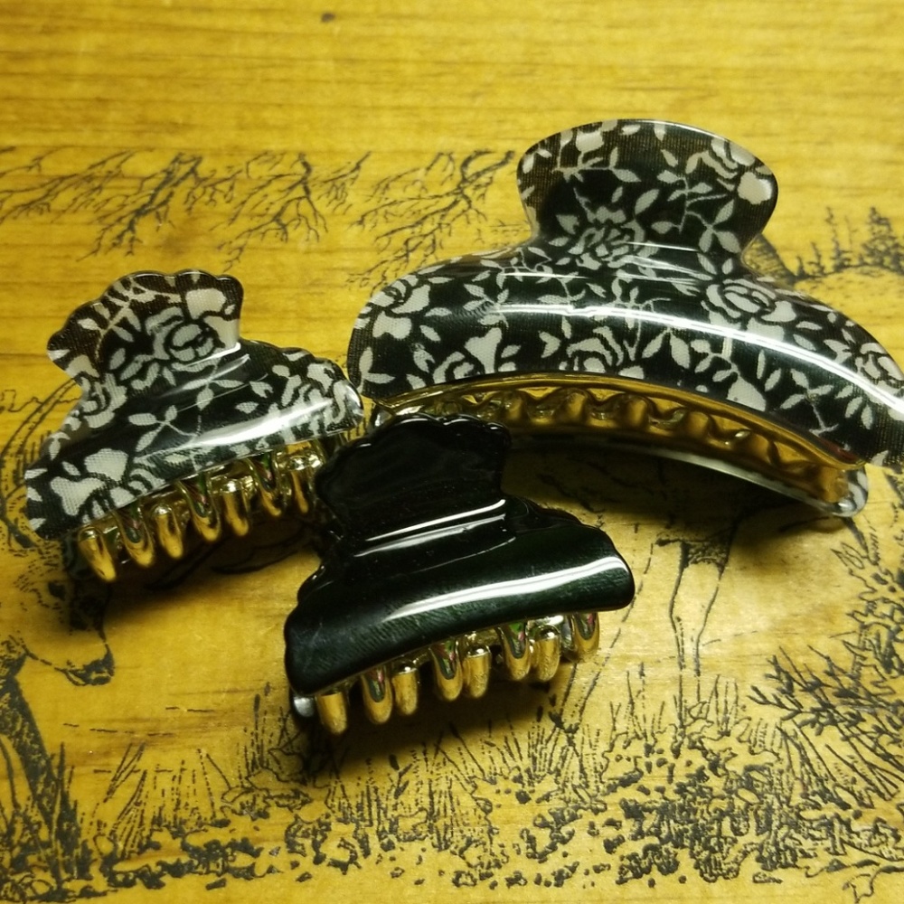 NWOT Set of three claw clips❤